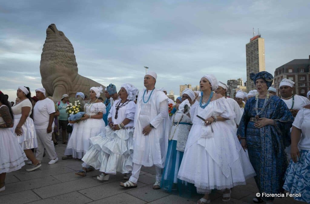 Fotografía documental — «El mar se lleva la angustia y trae la fuerza y el misterio» – crónica de la fiesta a Iemanjá en Mar del Plata (2023)
