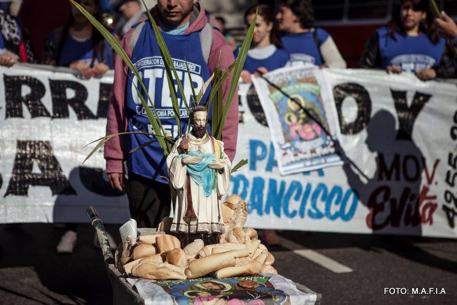 Fotografía documental — La devoción por los santos y la cuestión social
