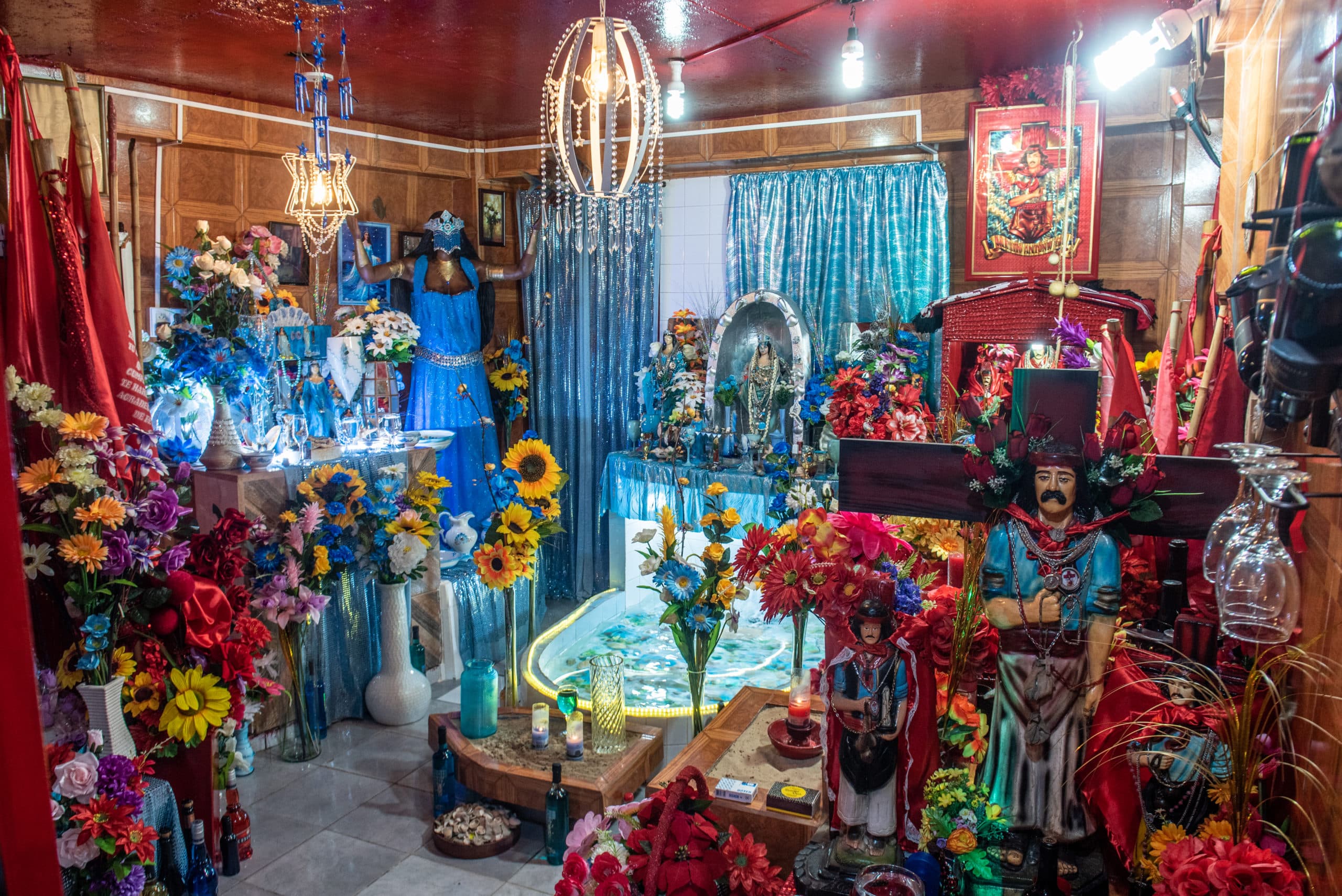 Fotografía documental — El Gauchito GIl y Iemanjá curan en la Villa 31 (Barrio Carlos Mugica)
