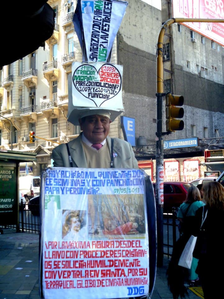 Fotografía documental — El Señor de las Pancartas: Que el Papa peronista santifique a Evita