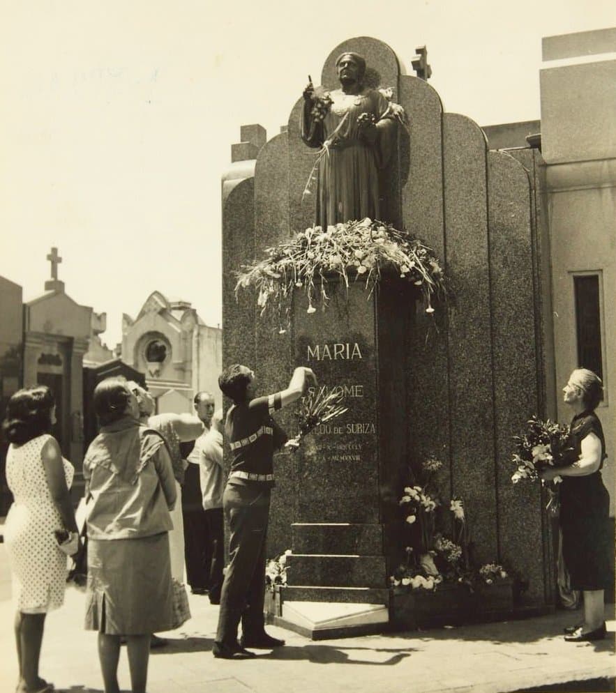 0 22 arrojando flores a la estatua en Chacarita
