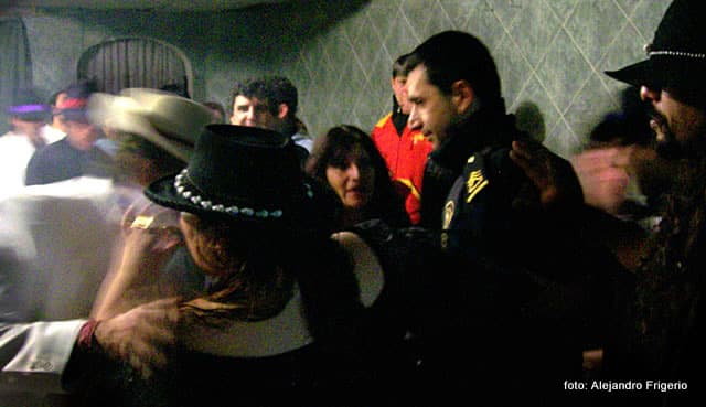 Fotografía documental — Los Exús y el policía…