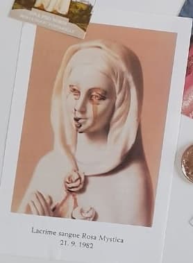 Fotografía documental — Mi abuela y la muy milagrosa Virgen de la Rosa Mística (alemana)