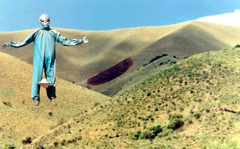 Fotografía documental — 40 años de la “Huella del Pajarillo”: de cerros sagrados a tours alienígenas. Una sociogénesis del turismo místico en Capilla del Monte y Valle de Punilla