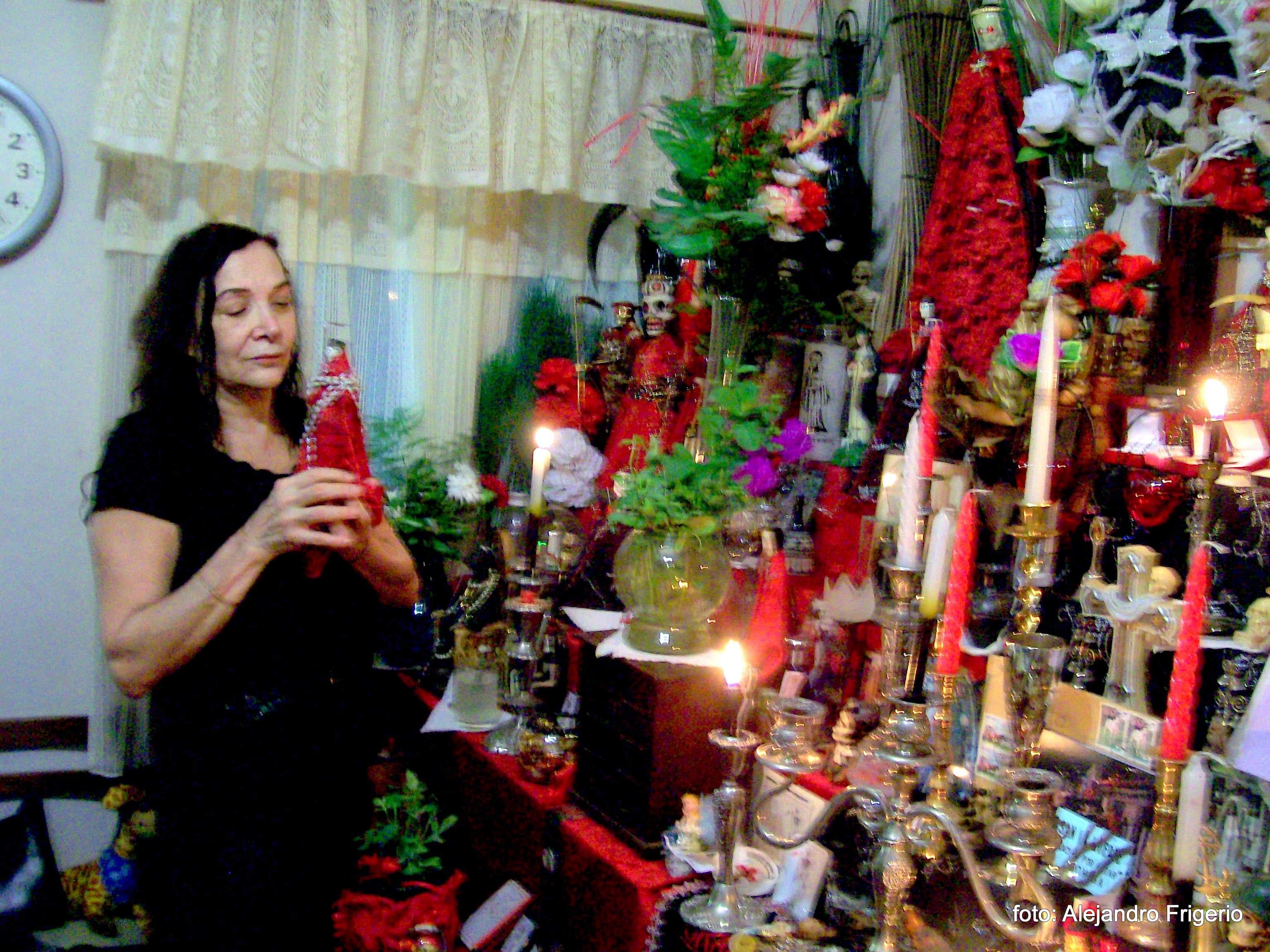 Fotografía documental — Perla, cuidadora de San La Muerte