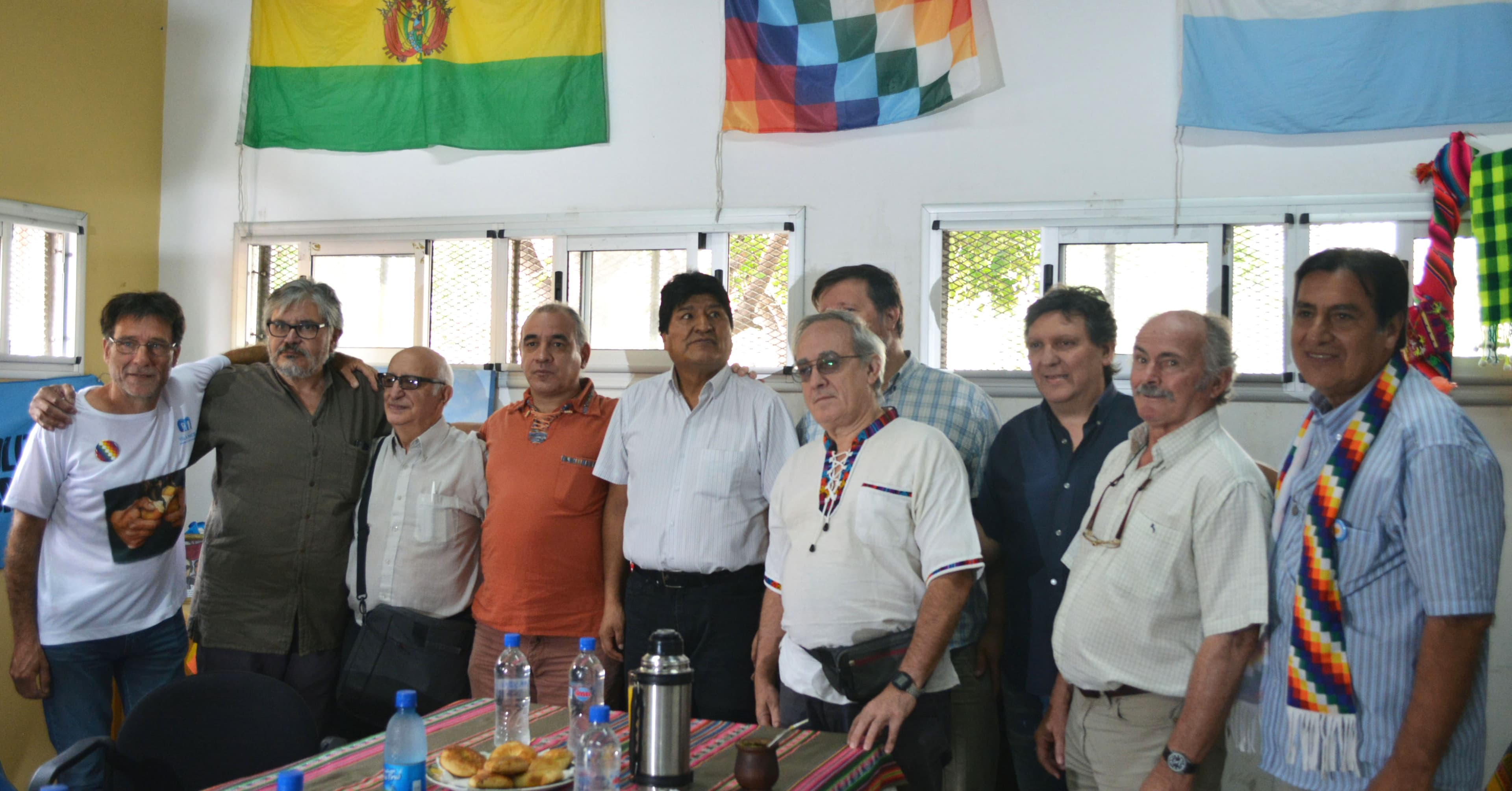 Fotografía documental — Evo Morales con el Grupo de Curas en Opción por los Pobres en la Isla Maciel