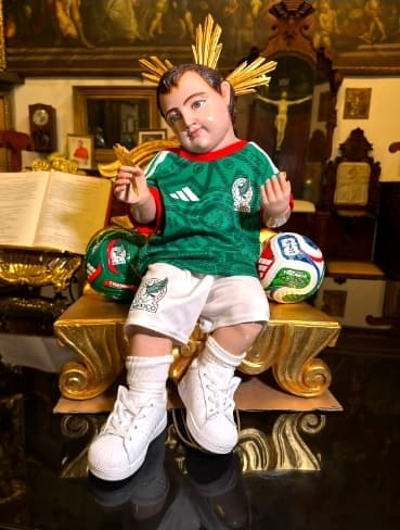 Fotografía documental — El Niño Dios Futbolista de México: rezando por un milagro Mundial
