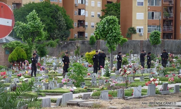 Fotografía documental — Día de muertos en el cementerio de Flores -bajo control policial