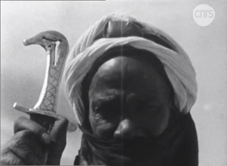 Fotografía documental — Jean Rouch, Paul Stoller y los magos de Wanzerbé, en un café de Paris