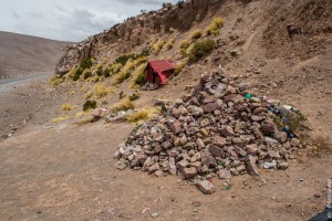 Altar del Gauchito Gil y Apacheta en la Ruta 52, a 4170 mts. de altura