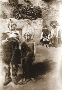 Katsinas de una ceremonia Powamu Hopi, Walpi Pueblo, Arizona, 1893, James Mooney, Bureau of American Ethnology.