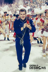 Gonzalo Córdoba, director de batería de Sapucay junto al santito